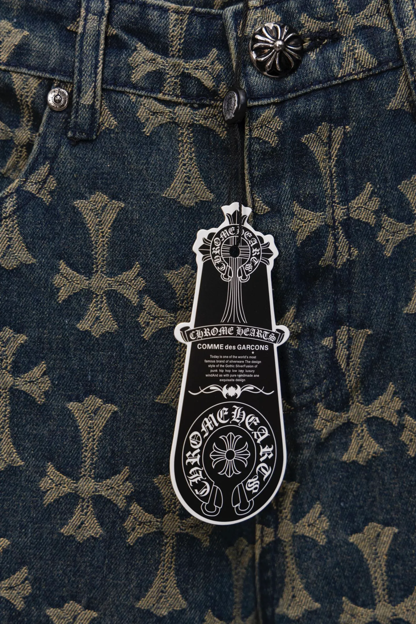 P200 Chrome Hearts CH Chrome Hearts double-sided full-print LOGO jacquard dark pattern heavy-duty denim jacket jeans denim suit same style as Internet celebrity star cross full-print denim jacket jeans, unique cross design elements plus all-over printing, full of design sense. It is made of 100% denim cotton fabric with heavy coarse yarn count, which ensures a stiff and tough silhouette while being soft, comfortable and breathable. The lapel is designed with silver buttons and is full of texture. The classic white cross logo is all over the dress, making it a perfect versatile style for spring and summer! Customized jacquard fabric, you can wear it in various styles. This gender-neutral shirt is a must-have for nightclubs. It can be worn as a jacket for both men and women. It can be easily worn by both men and women! The original loose version is made of high-quality pure cotton fabrics. The fabric pattern is high-definition and delicate without burrs. It is comfortable and breathable to wear. All the buttons are molded and customized. It is casual and fashionable and can be matched with any bottoms. It can be windproof and sunproof in spring and summer. It can be worn outside in autumn and winter! Easily concave shape makes you look slimmer and taller, perfect for both men and women! Color: Black Blue Size: Jacket S-XL Pants 28-36